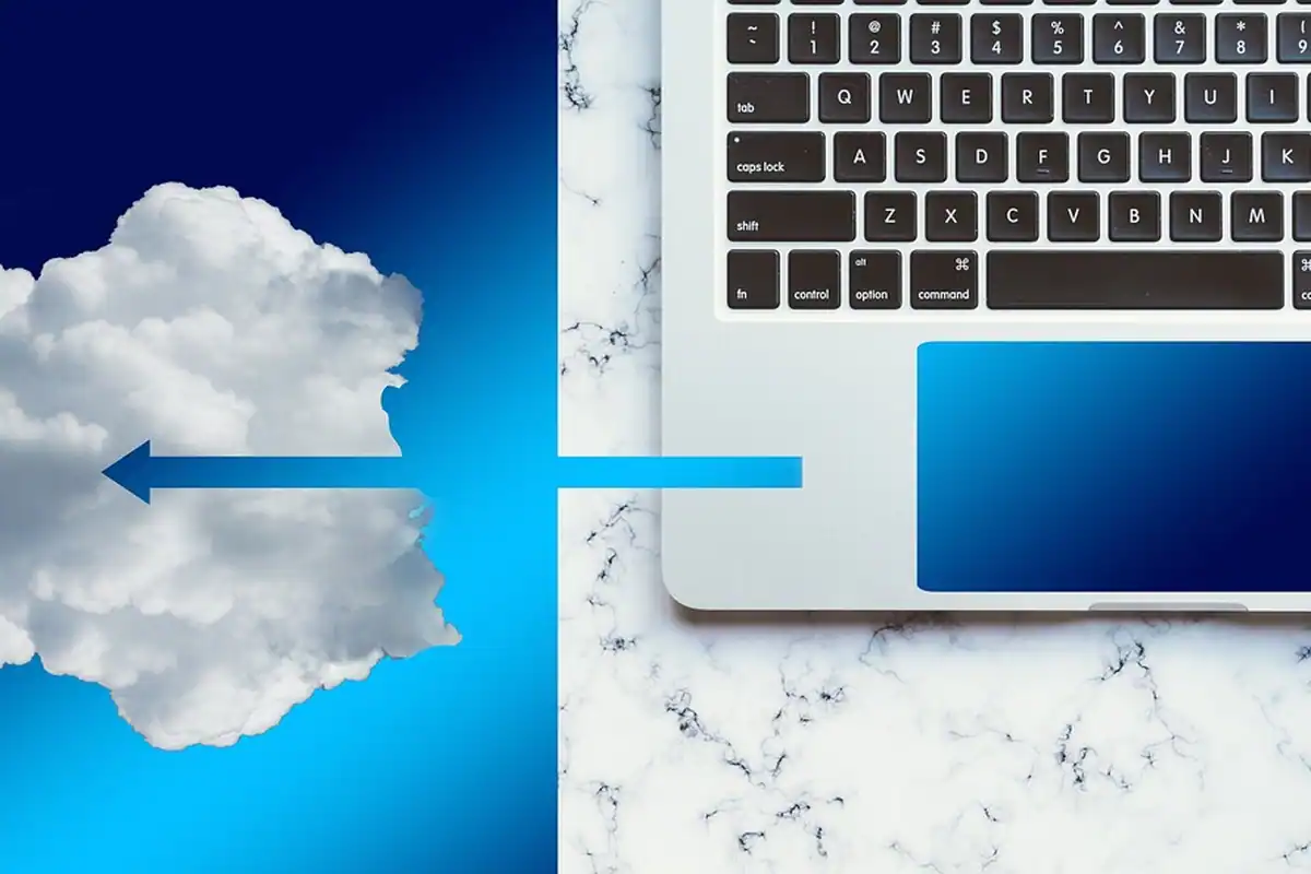 Nor care transferă fotografiile către un laptop, simbolizând copia de siguranță în cloud