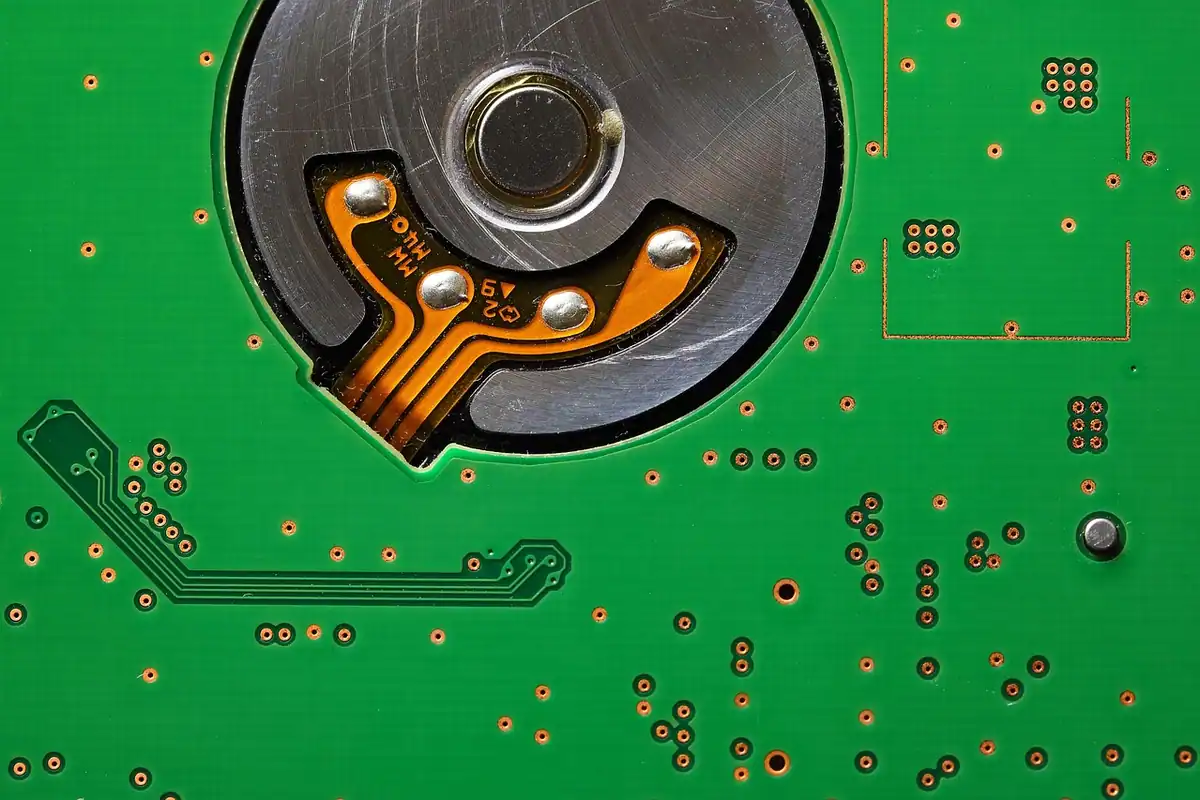 Placă electronică verde cu un hard disk, imagine pentru stocarea fotografiilor salvate