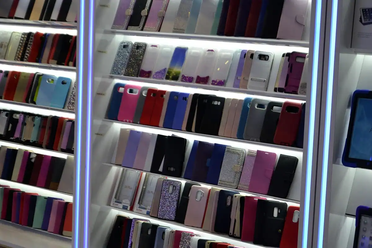 Raft luminat cu zeci de huse colorate pentru telefoane