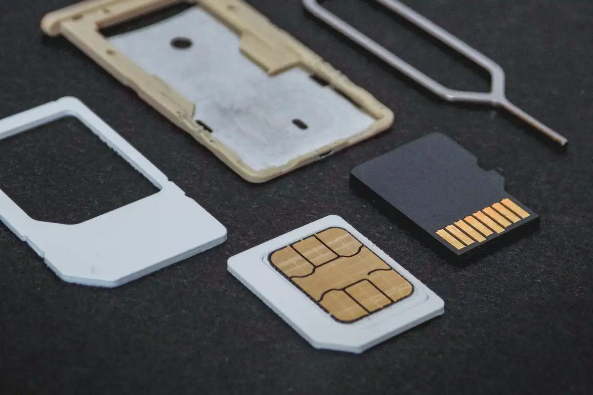 Cartele SIM de mai multe dimensiuni și un card de memorie pe fundal negru