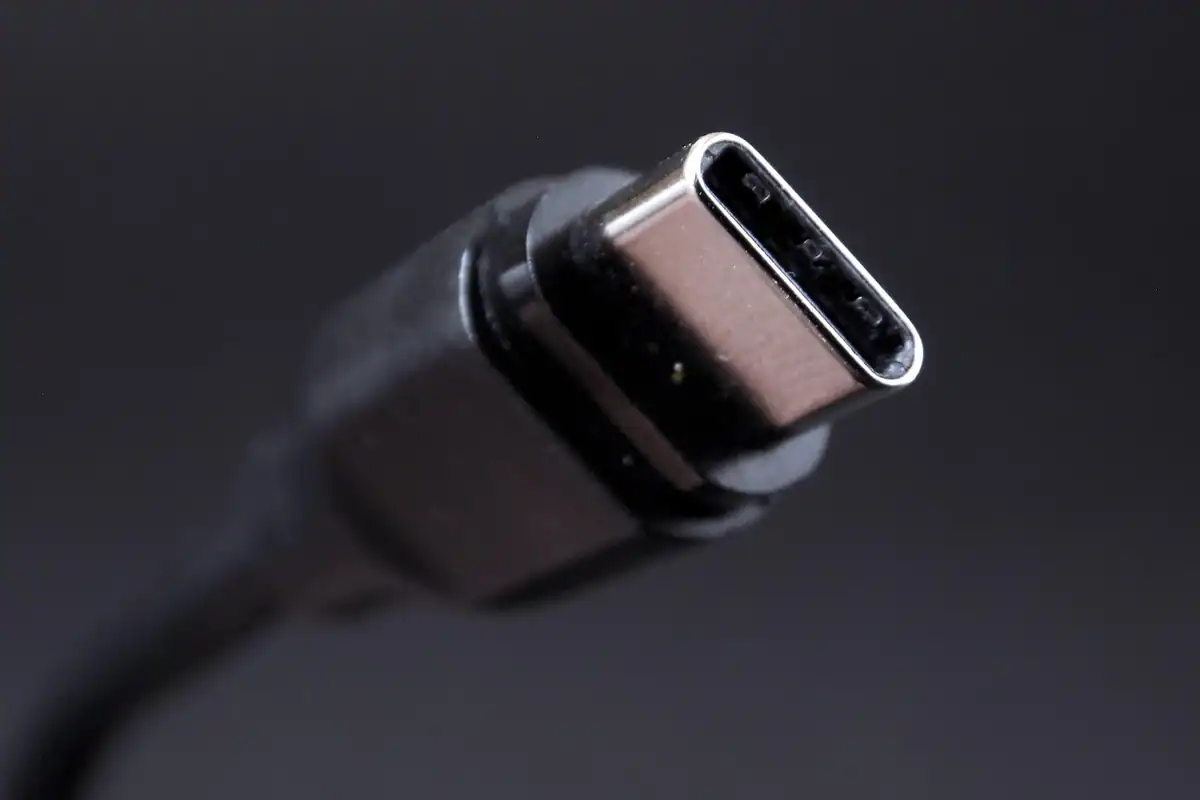 Conector USB-C negru fotografiat de aproape, pe fundal închis