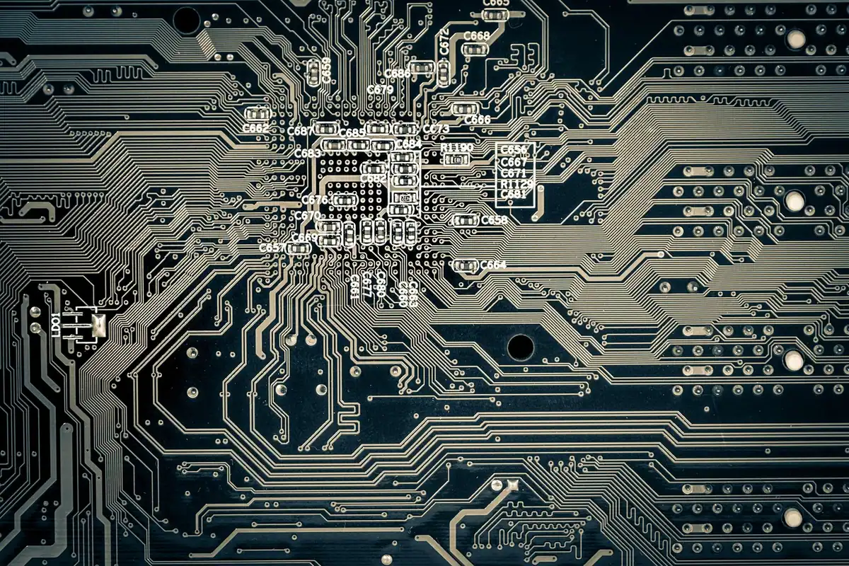 Circuit electronic dens cu trasee metalice, văzut de aproape